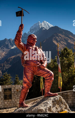 Il Nepal, Namche Bazaar, il Parco Nazionale di Sagarmatha, Centro Visitatori, Sherpa Tenzing Norgay statua commemorativa Foto Stock