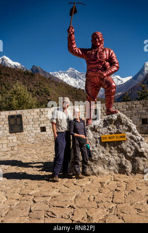 Il Nepal, Namche Bazaar, il Parco Nazionale di Sagarmatha, Visitor Center, senior walkers a Sherpa Tenzing Norgay memorial statua con Everest dietro Foto Stock