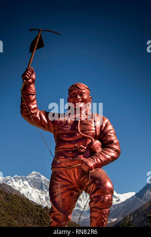 Il Nepal, Namche Bazaar, il Parco Nazionale di Sagarmatha, Centro Visitatori, Sherpa Tenzing Norgay memorial statua con Everest dietro Foto Stock