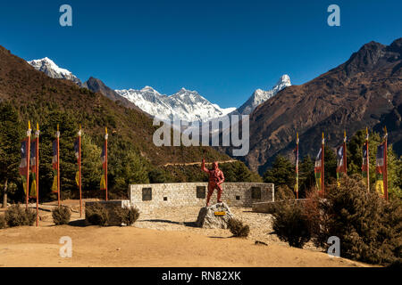 Il Nepal, Namche Bazaar, il Parco Nazionale di Sagarmatha, Centro Visitatori, Sherpa Tenzing Norgay memorial statua con Everest dietro Foto Stock