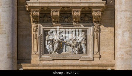 'Saint di Pietro che riceve le chiavi' da Ambrogio Buonvicino oltre l'entrata principale per la Basilica di San Pietro in Roma, Italia. Foto Stock