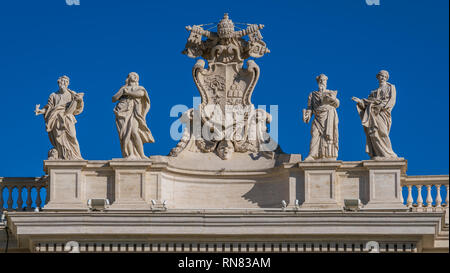 Alessandro VII stemma e statue di santi (marchio, Maria, Efraim e Patricia) nel colonnato della Basilica di San Pietro in Roma, Italia. Foto Stock