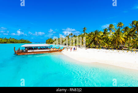 Barca su una spiaggia di sabbia in Aitutaki Island, Isole Cook, South Pacific. Copia spazio per il testo Foto Stock