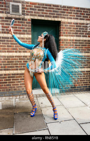 Paraiso Scuola di Samba a sfilare al carnevale di Notting Hill, London, England, Regno Unito Foto Stock