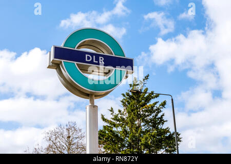 Londra. Inghilterra - Marzo 20 2018: Segno di DLR, Docklands Light Railway, sistema automatizzato, aperto nel 1987, che serve area dei Docklands, in una giornata di sole. Foto Stock