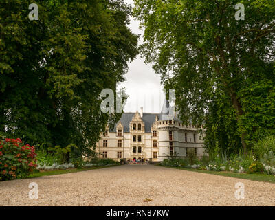 Chateau d'Azay-le-Rideau nella Valle della Loira, in Francia. Primo Rinascimento castello circondato da alberi e fiori Foto Stock