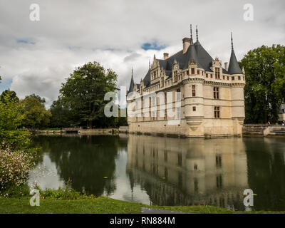 Chateau d'Azay-le-Rideau siede sulla riflettente fiume Indre, nella Valle della Loira, in Francia. Inizio castello rinascimentale. Foto Stock