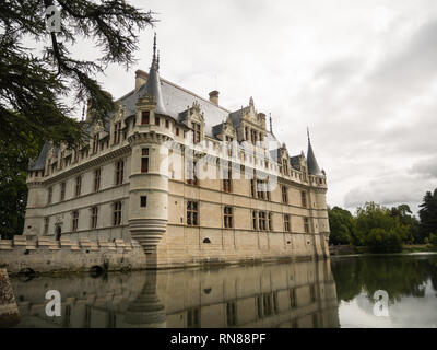 Chateau d'Azay-le-Rideau siede sulla riflettente fiume Indre, nella Valle della Loira, in Francia. Inizio castello rinascimentale. Foto Stock