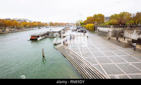 Parigi (Francia) - i colori dell'Autunno in un giorno di pioggia lungo la Senna Foto Stock