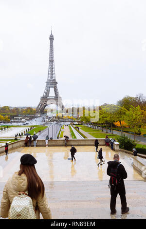 Parigi, Francia - 11 novembre 2018 - Torre Eiffel vista dal giardino del Trocadéro sulla riva destra della Senna Foto Stock