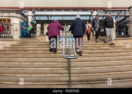 Una scalinata che conduce fino al Windsor Royal Shopping Centre in Windsor, Berkshire, Regno Unito Foto Stock