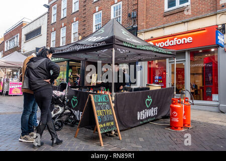Un mercato di strada in stallo Peasocd Street, Windsor la vendita di cibo vegan. Foto Stock
