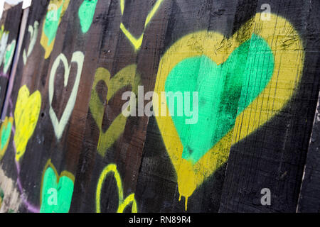 Black Fence con cuore verde, Grenfell Torre Memorial, Notting Hill, London, England, Regno Unito, Gran Bretagna Foto Stock