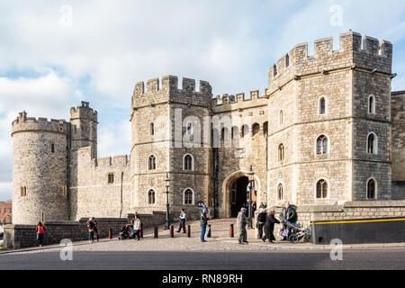 Re Heny VIII Gateway è uno degli ingressi nel Castello di Windsor, una storica residenza reale di Windsor, Inghilterra, Regno Unito. Foto Stock