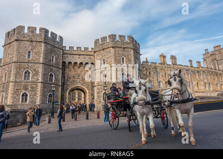 Un carro trainato da cavalli al di fuori del Castello di Windsor tirato da due cavalli bianchi è popolare con i turisti e offre passeggiate intorno a Windsor. Foto Stock