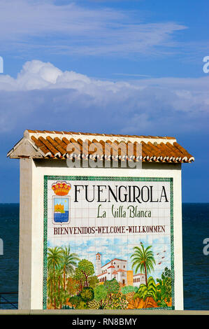 Segno di benvenuto a Fuengirola, sulla Costa del Sol in provincia di Malaga, nella comunità autonoma di Andalusia nel sud della Spagna. Mosaico di piastrelle Foto Stock