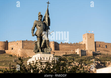 La statua di Hernan Cortes con castello di Medellin in background, Estremadura, Spagna Foto Stock