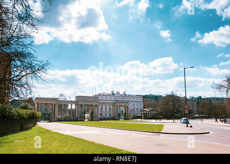 LONDON, Regno Unito - 21 Marzo 2018: cancello di ingresso in Hyde Park Corner in una giornata di sole in primavera. Foto Stock