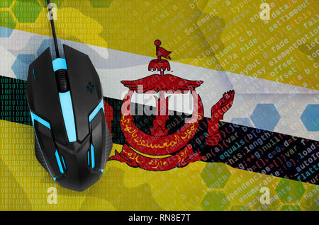 Brunei Darussalam bandiera e retroilluminato moderno il mouse del computer. Il concetto di minaccia digitale, azioni illegali su Internet Foto Stock