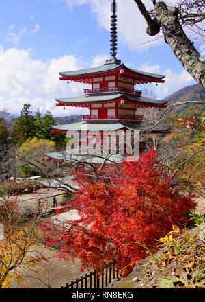 Pagoda Cureito, tempio buddista vicino a Mt Fuji in cinque distretto dei laghi del Giappone Foto Stock