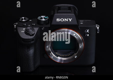 Varna, Bulgaria - Febbraio 07,2019: immagine di Sony Alpha A7iii Mirrorless fotocamera digitale con full-frame 24-megapixel Exmor R back-struttura illuminata Foto Stock
