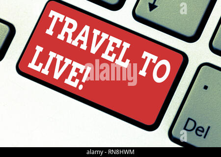 La grafia la scrittura di testo viaggiare a vivere. Concetto significato ottenere conoscenze e avventure emozionanti andando su viaggi tastiera intenzione di creare comp Foto Stock