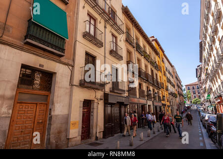 La gente camminare lungo il circuito turistico Calle de la Cava Baja street a Madrid, Spagna Foto Stock