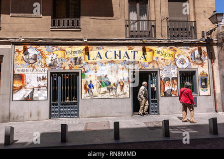 La Chata facciata ristorante nel centro turistico di Cava Baja street a Madrid, Spagna Foto Stock