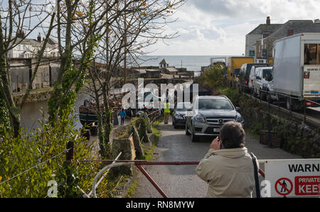 Signora prendendo una foto sul suo cellulare durante le riprese di Poldark a Charlestown, Cornwall, Inghilterra Foto Stock