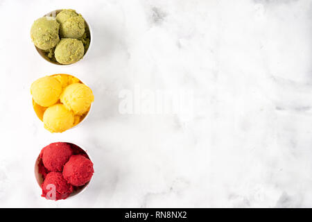 Frutta sorbetto al colorato su sfondo bianco seeng dal di sopra Foto Stock