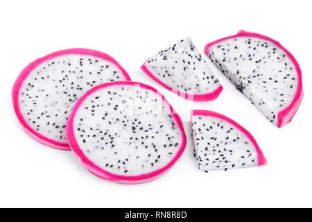 Fetta di maturi frutti del drago, Pitaya o Pitahaya isolati su sfondo bianco, frutta sana nozione Foto Stock