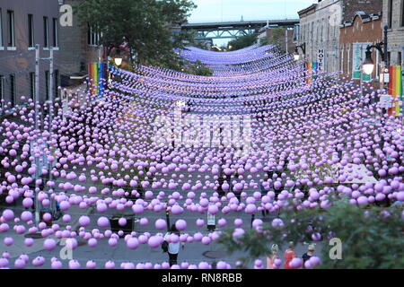 Quebec, Canada. Rainbow sfere decorare Montreal del Villaggio Gay lungo Ste-Catherine street. Foto Stock