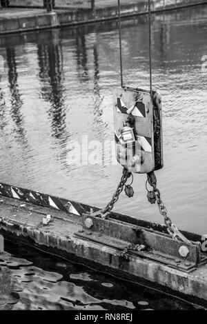 Radlett Boat Lift è un due cassettone di bloccaggio di sollevamento nei pressi del villaggio di Radlett, Cheshire, nel nord ovest dell'Inghilterra. Foto Stock