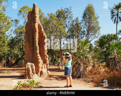 Un turista fotografie una cattedrale termite mound in Australia settentrionale Foto Stock