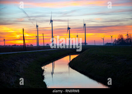 Utgast wind farm, vento park, nel distretto di Wittmund, Est Frida, Bassa Sassonia, Germania, tramonto, Foto Stock