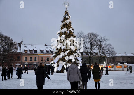 Albero di Natale sulla piazza del Municipio, Città Vecchia, Kaunas, Lituania, Dicembre 2018 Foto Stock