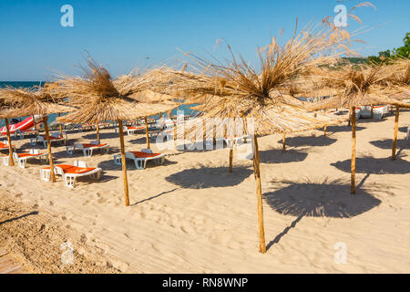 Ombrello di paglia sul vuoto seaside beach, Bulgaria Foto Stock