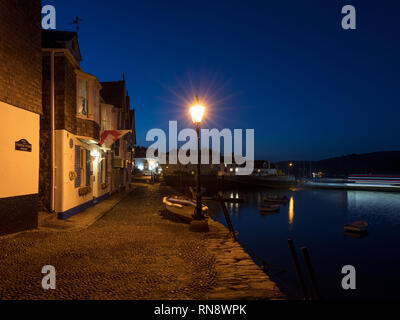 Una serata shop prese guardando giù Bayard's Cove in Dartmouth, South Devon. Foto Stock