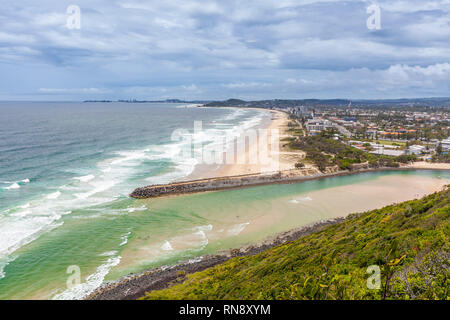 Tallebudgera Creek e fascia costiera sull'oceano visto dal Tumgun Lookout a Burleigh testa Parco Nazionale Foto Stock