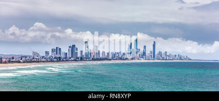 Paesaggio panoramico della Gold Coast e dello skyline della città oltre oceano Foto Stock