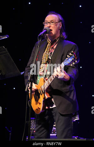 Il chitarrista Dave Davies, meglio conosciuto per il suo ruolo come chitarrista e cantante per la rock band di attorcigliamenti, viene indicato di eseguire sul palco durante un concerto dal vivo aspetto con il suo assolo band. Foto Stock
