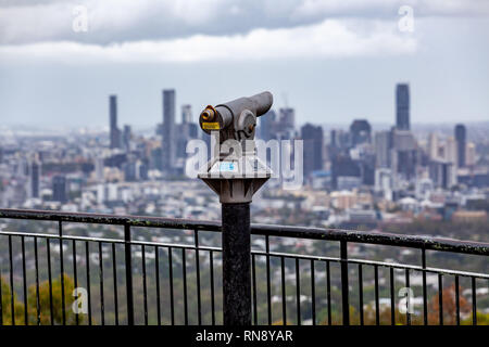 Coin - azionato il binocolo che si affaccia sulla città di Brisbane dal Monte Coot-tha lookout Foto Stock