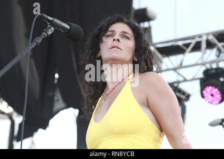 Cantante Jen Durkin è mostrato esibirsi sul palco durante un 'live' aspetto di concerto con profonda Banana Blackout. Foto Stock