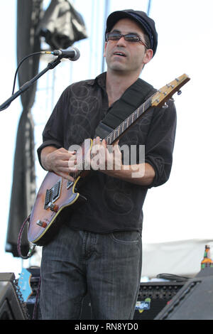 Cantante e chitarrista James "fuzz" Giovanni è indicato di eseguire sul palco durante un 'live' aspetto concerto Deep Banana Blackout. Foto Stock