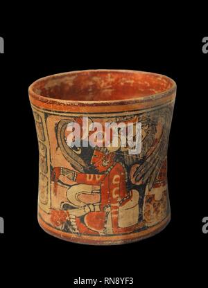 Vaso. El cacao, se bebía en vasos cerámicos cilíndricos estrechos y altos. Cultura Maya. Clásico Tardío (600-900 d. C.). Guatemala. Cerámica. Museo de América. Madrid. España. Foto Stock