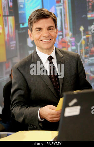 New York, Stati Uniti d'America. 13 feb 2012. George Stephanopoulos al lunedì, Feb 13, 2012 rivelando di 'Oscar Red Carpet Live' host su 'Good Morning America' ABC Studios di New York, Stati Uniti d'America. Credito: Steve Mack/S.D. Mack foto/Alamy Foto Stock