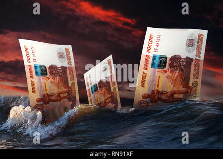 Il russo rubli annega nell'oceano. Concetto di crisi economica. Valuta in libero galleggiamento Foto Stock