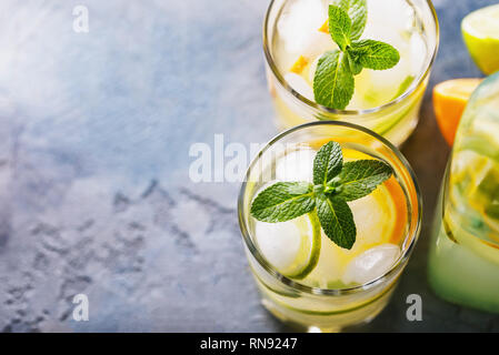 Acqua con limone e un lime in vetri trasparenti su una tabella con la spazio di copia Foto Stock