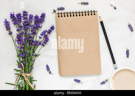 Mock up greeting card in cornice fatta di fiori di lavanda con bouquet e una tazza di cappuccino per matrimonio o San Valentino con posto per il testo Foto Stock