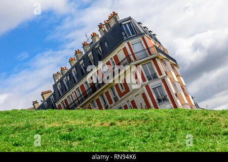 Naufragio casa sulla collina di Montmartre prese con angolo di divertenti, Parigi, Francia nella giornata di sole Foto Stock